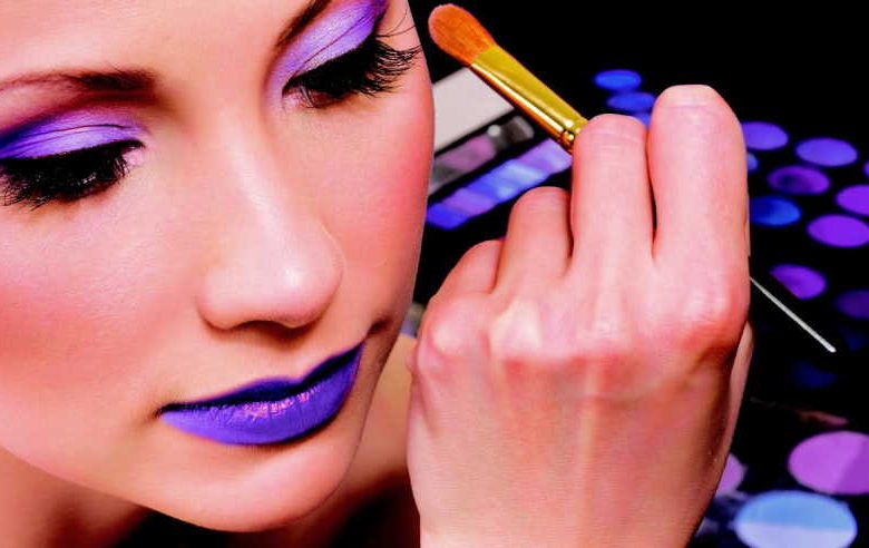 What are the responsibilities of a makeup artist in a beauty salon?